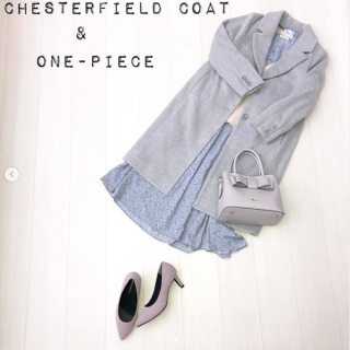 コートを脱いでもカシュクールカーデが今年らしいレイヤードスタイルがポイントのワンピースコーデ。 グレーやサックスブルーの淡いトーンで重くなりがちな冬コーデを華やかに。