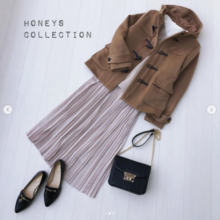 ニットベストのレイヤードスタイルをガーリーにスタイリング インナーに合わせたブラウスは前後2Wayで着られるので気分に合わせて変化を楽しんで♪