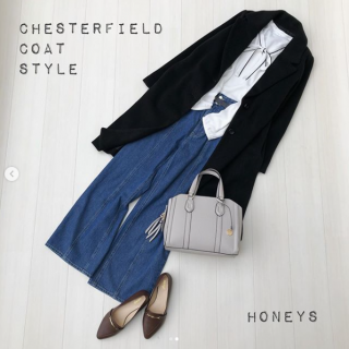 コーディネートを選ばない定番アウターの黒チェスターはボータイトップスを合わせて大人っぽく ボトムはデニムのワイドパンツを合わせてかっちりしすぎないように抜け感を演出