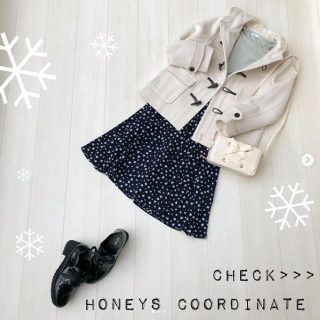 ミントが新鮮でかわいいトップスを主役にしたガーリィムードたっぷりなコーデ。 トップスのレース部分は透け感があり、さらにフリルがポイントでシンプルコーデに１枚足すだけでコーデが一気に華やぐアイテム。