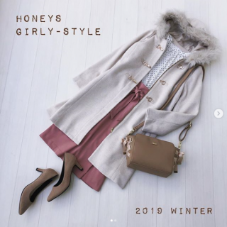 フードのファーがポイントのロングコートはAラインのシルエットなので前を閉めて着てもワンピ風でかわいい♡ ハイネックのブラウスとピンクのスカートでコートを脱いでもかわいいガーリーなスタイリングに♡