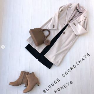 薄いベージュやピンクベージュなどニュアンスカラーを使ったコーデをクロできゅっと引き締め！ スタイルアップにも、コーデのバランスも良くなるのでクロの１点投入はおすすめです。 ブラウスはリボンがポイントの人気アイテム。