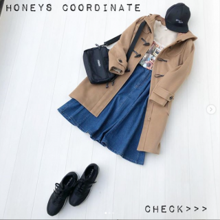 トラッドな印象のダッフルコートをトレーナーやスニーカーでカジュアルにコーディネート！ 実はデニムのフレアスカートはバックスタイルがポイント♡レースアップ＆シャーリングのゴム使いでトップスをインしたときにすっきり見えしてスタイルアップが狙えます。