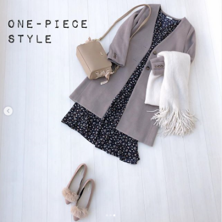 小花柄がかわいいワンピースを主役に、ニュアンスカラーでまとめた大人ガーリィなコーディネート。ワンピースはウエスト部分にレースアップデザインが施され、一枚でも目を引くアイテム。