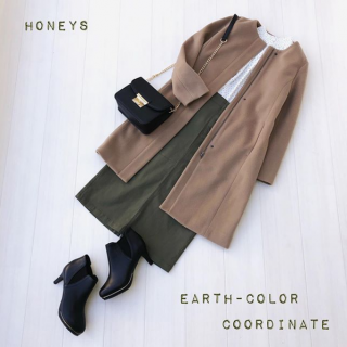 キャメル×カーキのアースカラーコーデ 中に合わせたブラウスはハイネックなのでシンプルニットのインナーとして着てチラ見せするのもGood！