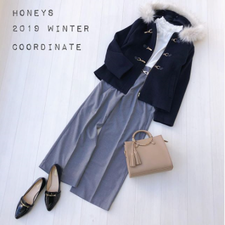 フード口のファーが可愛いダッフルコートはパンツ合わせで甘さを抑えたコーディネートに ファー部分は取り外し可能なのでさらに甘さを抑えたいときはファー部分を外すのも◎