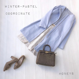 サックスのコートを甘めスタイリングにシフト コートは前を閉めて着ても柄のスカートがちら見えするのでシンプルになりすぎず可愛いスタイリングに♡