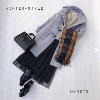 ロングのダッフルで大人かわいいスタイリング ダッフルコートはロング丈を選ぶと子供っぽくなりすぎないので◎ ウール系のコートはかっちり見えなのでチュールスカートを合わせて抜け感を出すのもポイント♡