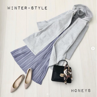 シンプルで使いやすいフード付きコートはロングスカートを合わせ裾を出した着こなしで女っぽ度をアップ♡