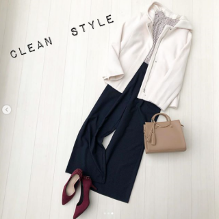 レトロな幾何柄がかわいいブラウスをポイントにトリコロールカラーでフレンチシックなコーディネート。