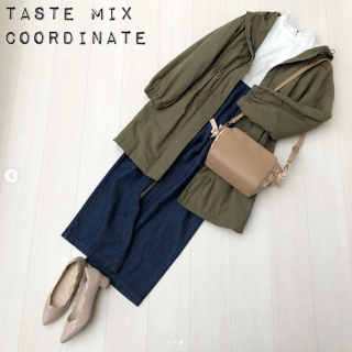 ビンテージ感のある華奢なレースのトップスをデニムやミリタリージャケットでカジュアルミックスにコーディネート。 添える小物はベージュを選んで大人っぽく。