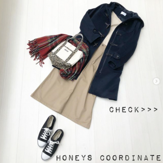 定番カラーでまとめたトラッドな印象のアウターコーデ。 インナーのニットはシンプルながらネックの開きがアシンメトリーな攻めのデザイン。