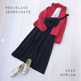 カラバリ豊富なナイロンジャケットは薄手なので冬アウターのインナーとしてもOKなので季節問わずに着られてオススメ♡ 赤には黒ベースの水玉を合わせてスポガーリーにスタイリング
