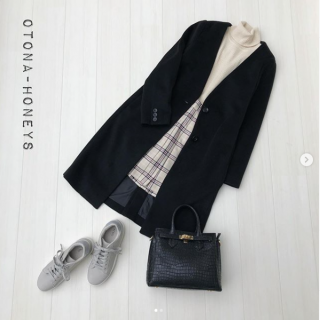 ベージュのワントーンでまとめたガーリースタイル 黒のロングコートならミニボトム合わせでも大人っぽいスタイリングに