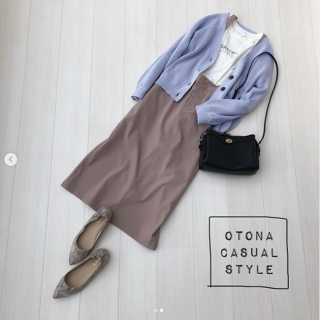 サス付きのナロースカートにTシャツを合わせたカジュアルスタイル 春色カーデを合わせ、パイソン柄のパンプスをアクセントにして大人カジュアルにスタイリング