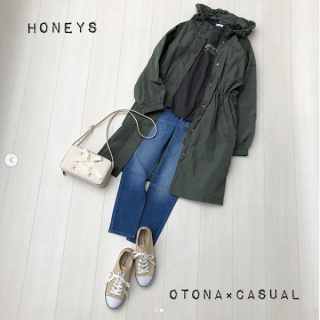 Tシャツ×デニムの王道スタイルにカーキのロングジャケットを合わせて大人なカジュアルスタイルに 落ち着いたカラーの合わせに春色小物でアクセントを