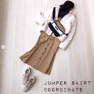 あったかくて軽いファイバーダウンブルゾンを、ジャンスカの１点投入で程よくガーリィミックスにコーディネート。 ホワイト～ベージュのラテ色カラーコーデにパープルを効かせてポイントに。