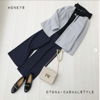 後ろに大きめのロゴが入ったパーカーはキレイめワイドパンツを合わせて大人カジュアルなスタイリングに フード付きのショート丈コートはフード部分が取り外せるのでパーカー合わせの際は外して着用するとスッキリ着こなせてGood！