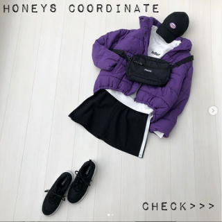 カラーブルゾンをミニスカートで元気にコーデ。スエットやBagでスポーツミックスに。色はモノトーンでおさえて大人っぽくまとめたのがポイント。