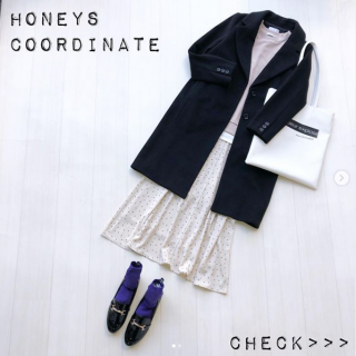 モノトーンの中に小物で合わせたパープルが効いた大人カジュアルスタイル。 背伸びしすぎないモノトーンコーデはデイリーに着まわせるアイテムが勢ぞろい。