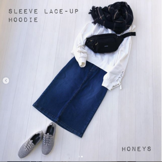 袖がレースアップデザインになっているパーカーを大人カジュアルにコーディネート♡ まだまだ寒い日も多いので防寒対策にチェック柄ストールをぐるぐる巻きに ストールは値下げになっているので色違いで何枚かGetするのもオススメ♪