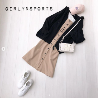 コートインにおすすめなパーカーコーデ。 ガーリィなジャンスカをスポーティミックスに。合わせるアウターはナイロン系のブルゾンはもちろんチェスターなどのウールアウター系にも相性◎