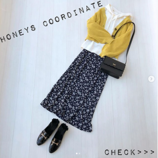 花柄スカートをパーカーのレイヤードスタイルでカジュアルにコーディネート。 足元はローファーでカチッと感もプラスしながらソックスでガーリィなムードもプラス。