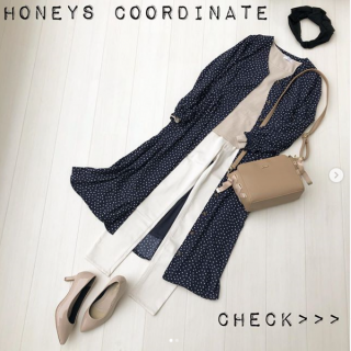 ロング丈の水玉のワンピーをさらりと羽織って、フレンチシックな大人カジュアルコーデ。 大き目リボンのターバンでシンプルなコーデをキュートに。