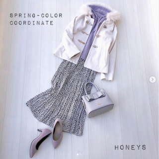 ファー使いのアウターのインナーは春色コーデで季節を先取り♪ ラベンダーのパーカーに小花柄スカートで春の装いに 合わせる小物も黒じゃなくグレーを選ぶとより軽やかなスタイリングに♡