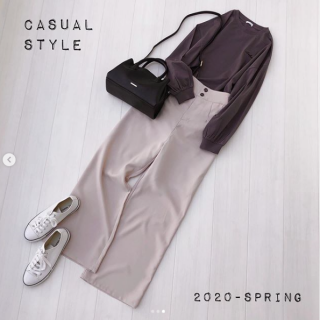 胸元のロゴがワンポイントのTシャツは後ろ身頃がポイント♪ 大きめのフォトプリントで後ろ姿も抜かりなし！ サイドがレースアップになっているパンツを合わせてどこから見ても可愛いスタイリングに♡