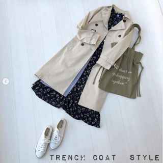 バックスタイルもかわいい花柄ワンピとトレンチの季節先取りコーデを現実的にしてくれる、ロングカーデのレイヤードスタイル。 一枚中に着ておけばライナー変わりにもなり、コートを脱いでもきれい色が目を引く春コーデが登場！