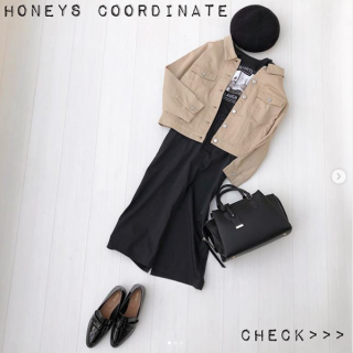 フォトプリントのTシャツをクロでまとめてロックな印象に。 スカートもIラインを意識してモードに大人っぽく。バックスタイルにかわいいリボン使いがポイントのジャケットを合わせてガーリィさも抜かりなくプラス！