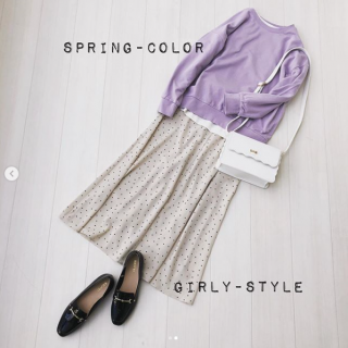 シンプルロゴのTシャツは重ね着のインナーとしても使えるサイズ感♡ 春色スウェットからチラ見せする白Tがポイントに