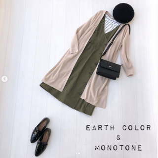 キュートな印象が強くなりがちなジャンスカは羽織もロング丈にすると、ゆるいバランス感が大人な印象になって◎ アースカラーに程よくちりばめたクロがコーデを引き締めてモード感もプラス。