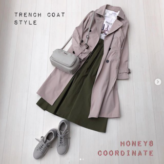 ピンクのトレンチコートにカーキのスカートを合わせた桜もちカラーのコーディネート♡ キレイめトレンチをTシャツとスニーカーでカジュアルダウンさせるのもポイント