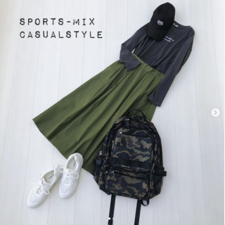 長め丈のチノフレアスカートを主役にしたカジュアルコーデ シンプルコーデに大きめリュックがアクセントに