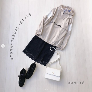 カジュアルな春アウターをレーススカート合わせで大人なスポーツMixコーデ♡ インナーは春色スウェットを合わせてアウターを脱いでも可愛い大人カジュアルなスタイリングに