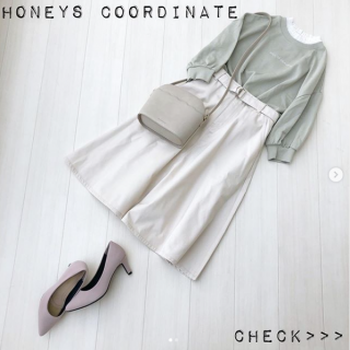 ミントが人気急上昇！甘いイメージのアイテムではなく、あえてのカジュアルトップスをチョイス。白ボトムスでさわやかにまとめて春らしいコーデに。