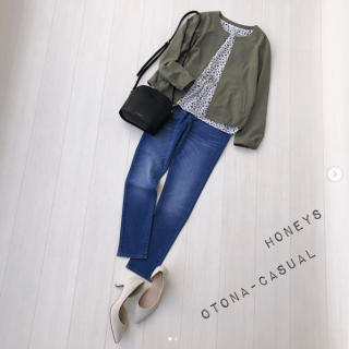 小花柄がかわいいブラウスはウエストドロストでペプラムデザインなのもポイント♡ モノトーンの花柄にカーキのジャケット合わせがGood デニム合わせで大人のカジュアルスタイルに