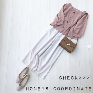 人気のラテカラー配色にくすみピンクをプラスしてビンテージ感のあるシックなコーデに。 ベージュもアイボリーに近い色やグレイッシュなニュアンスカラーを使うことで大人っぽさとおしゃれ感を引き出して。