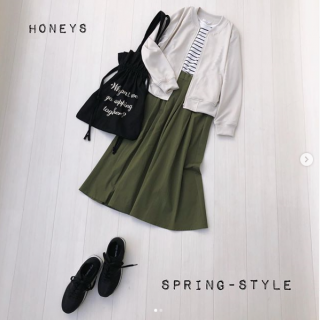 コンパクトサイズのリブニットはキレイめにもカジュアルにも着こなせるお役立ちトップス とろみのある素材のブルゾンにハリ感のあるチノ素材のスカートを合わせた異素材Mixなコーデが◎