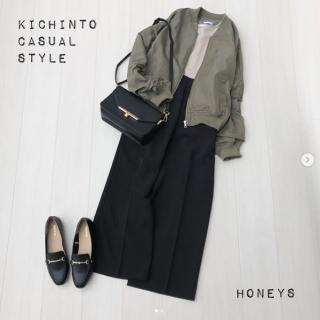 釦付きストレートパンツにカーキのMA-1を合わせたこなれコーデ パンツがキレイめだからブルゾン合わせでも女性らしいスタイリングに