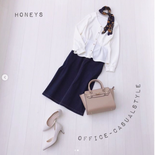 ぺプラムデザインと金釦がポイントのトップスを大人可愛くスタイリング デニム合わせでカジュアルダウンしつつスカーフを合わせてキレイめスタイルに♡