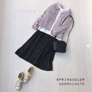 黒ベースのドット柄ワンピースは1年中着回せちゃう優秀アイテム♡ 後ろがレースアップのデザインになっているGジャンで春色をプラスして スウェットを重ね着することで今すぐ着れちゃう春スタイルに