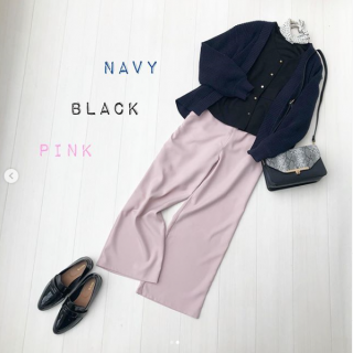 知的なネイビーとクロの色合わせをピンクのボトムスでやわらかい印象にした大人コーデ。 トップスはぺプラムシルエットでスタイルアップも叶うデザイン。