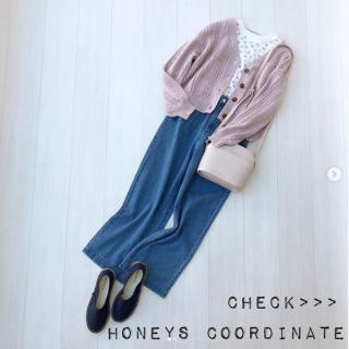 ベリーカラーがかわいい花柄のワッフルTにイチゴホイップみたいなカラーのカーデを羽織って、春っぽカジュアルコーデ。 ボトムスも薄色デニムを選んで軽やかに。