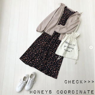 花柄ワンピをフードブルゾン合わせでテイストミックスコーデ。 バックスタイルはレースアップデザインがポイントのワンピースは、ガウンとして羽織って使うこともできて着回し力の高さにも注目。