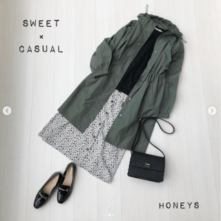 カーキのロングジャケットは花柄ワンピを合わせて ほんのり甘さを加えてカジュアルすぎない印象のコーディネートに