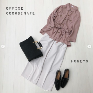 宮田聡子さん着用のコーデをご紹介 とろみのある質感のシャツはウエスト部分のドロストを絞ってスタイルアップも出来ちゃう優れもの 前開きで羽織としても着られるのでいろんな着こなしを楽しんで♡