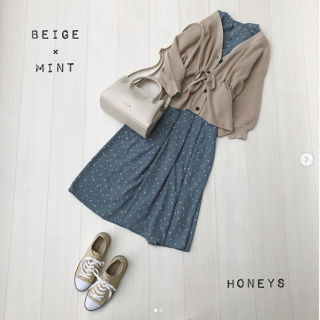 ミントベースの花柄ワンピースにベージュのニットカーデを合わせた春にオススメのコーディネート ニットカーデはウエスト部分にドロストが入っているのでスタイルアップも狙えちゃううれしい1枚♡